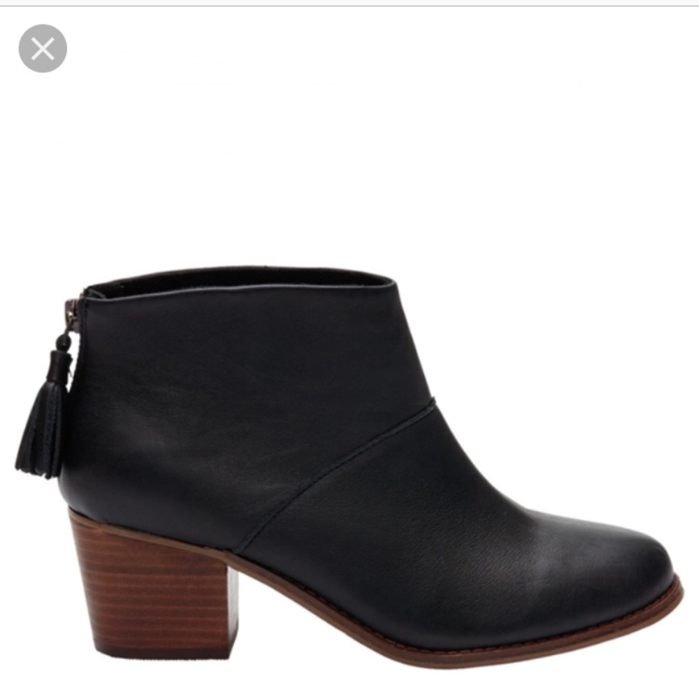 Women’s black short Toms boots